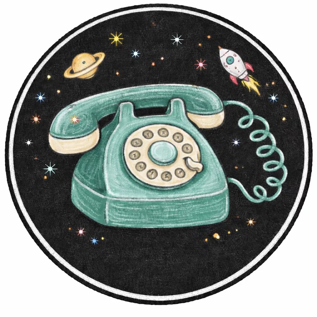 ein grünes vintage drehtelefon schwebt im weltraum, umgeben von sternen, einem planeten mit ringen und einem cartoon raketenschiff. die szene ist vor einem schwarzen, kreisförmigen hintergrund zu sehen. ein grünes vintage drehtelefon schwebt im weltraum, umgeben von sternen, einem planeten mit ringen und einem cartoon raketenschiff. die szene ist vor einem schwarzen, kreisförmigen hintergrund zu sehen.
